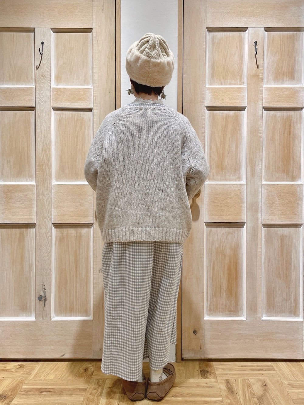 ホワイト系のTシャツ/カットソー、ベージュ系のニット/セーター、ホワイト系のエコバッグ/サブバッグを着用したレディースの冬コーディネートの3枚目の写真