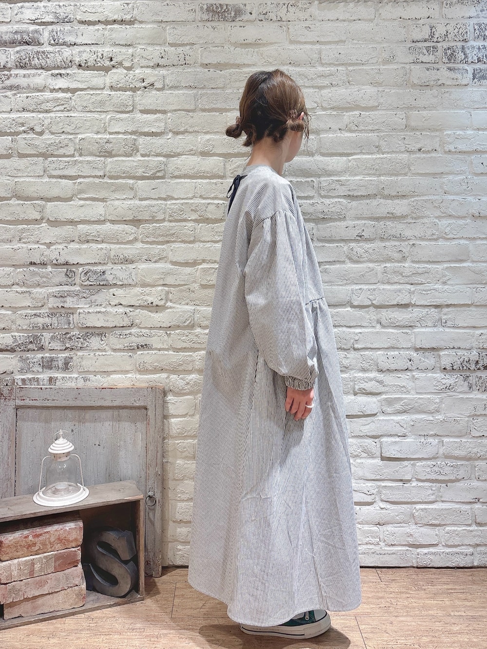 ブラック系のワンピース、ブルー系のその他パンツ、その他のその他雑貨を着用したレディースの冬コーディネートの2枚目の写真