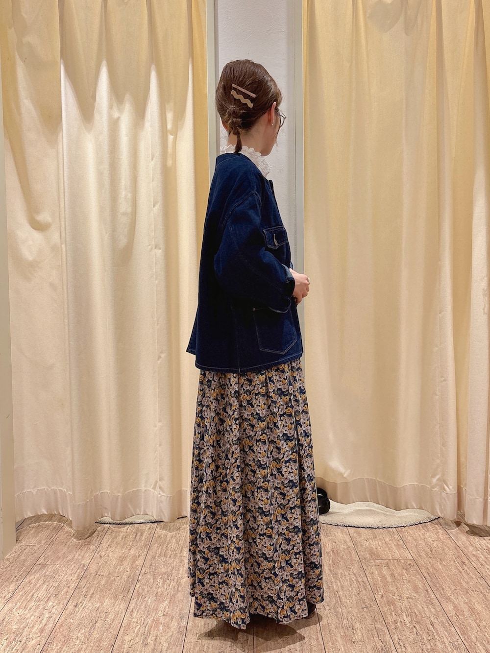 ホワイト系のシャツ/ブラウス、ブルー系のノーカラージャケット、ブルー系のスカートを着用したレディースの秋コーディネートの3枚目の写真