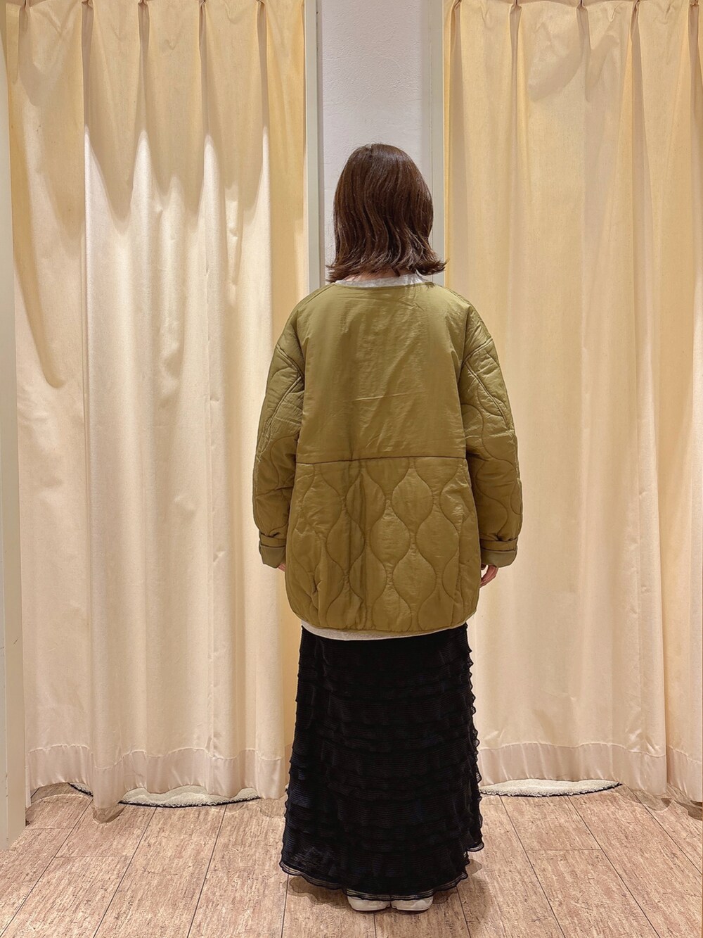 グレー系のTシャツ/カットソー、グリーン系のブルゾン、ブラック系のスカートを着用したレディースの冬コーディネートの3枚目の写真