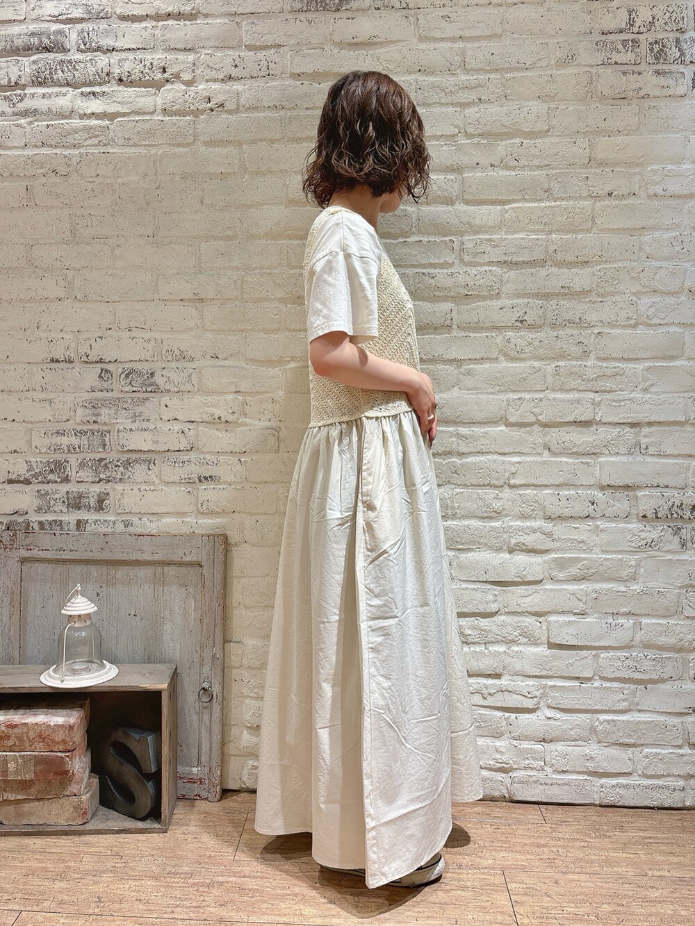 ホワイト系のTシャツ/カットソー、ホワイト系のワンピース、その他のその他雑貨を着用したレディースの夏コーディネートの3枚目の写真