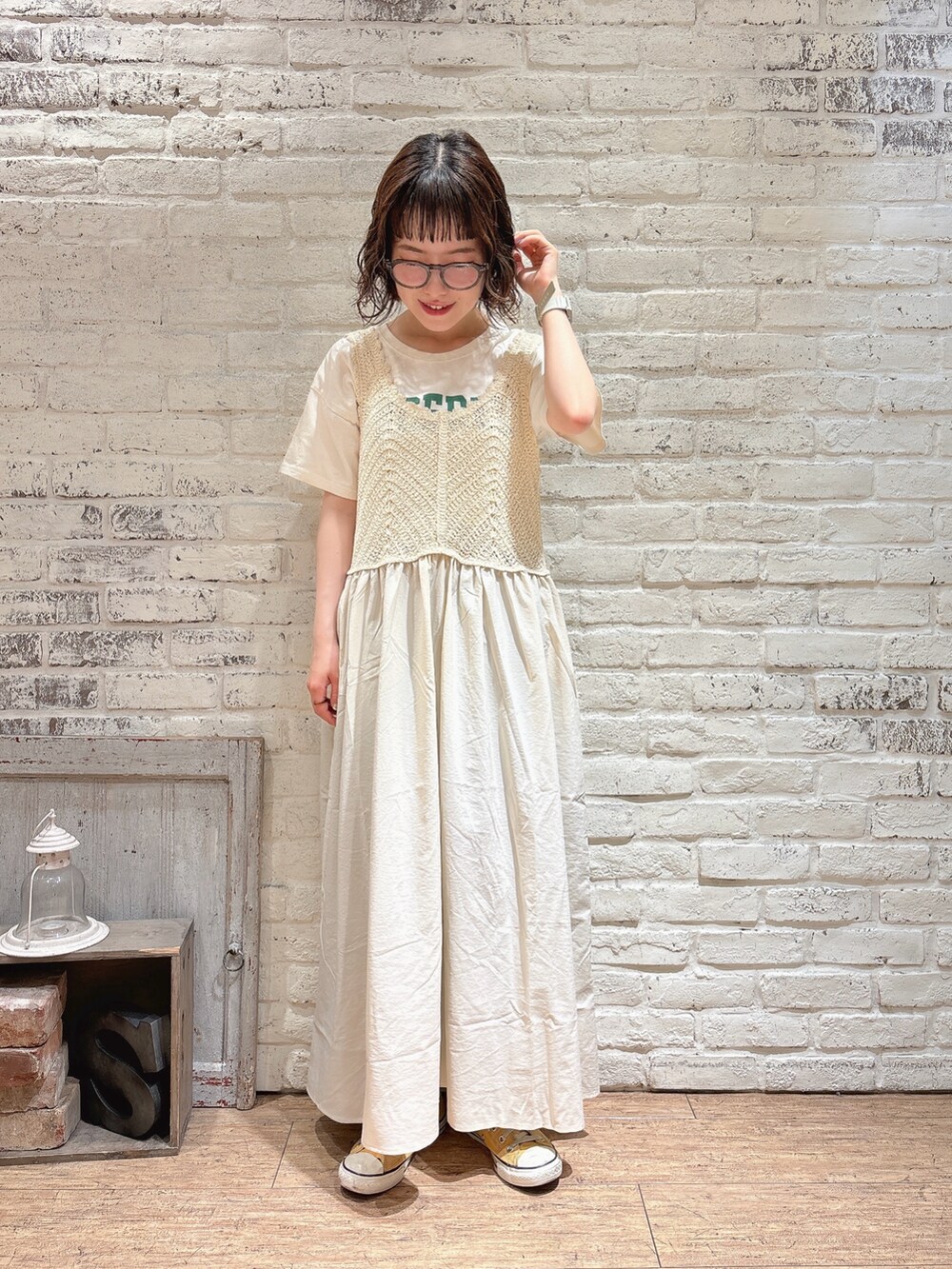 ホワイト系のTシャツ/カットソー、ホワイト系のワンピース、その他のその他雑貨を着用したレディースの夏コーディネートの2枚目の写真