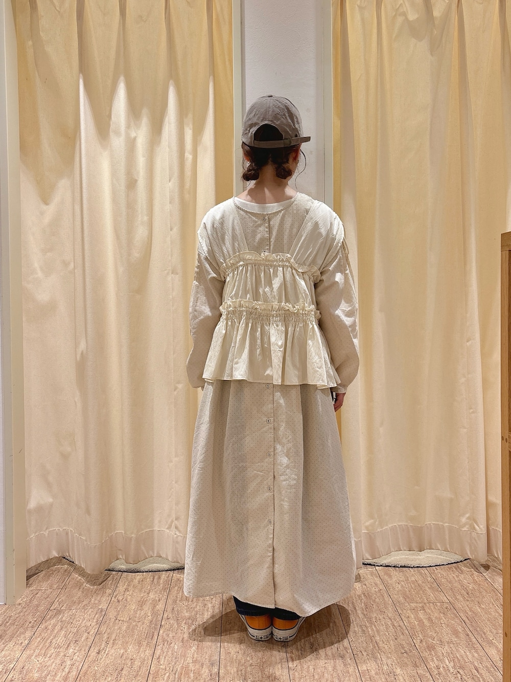 ホワイト系のワンピース、ホワイト系のベスト、その他のその他雑貨を着用したレディースの春コーディネートの3枚目の写真