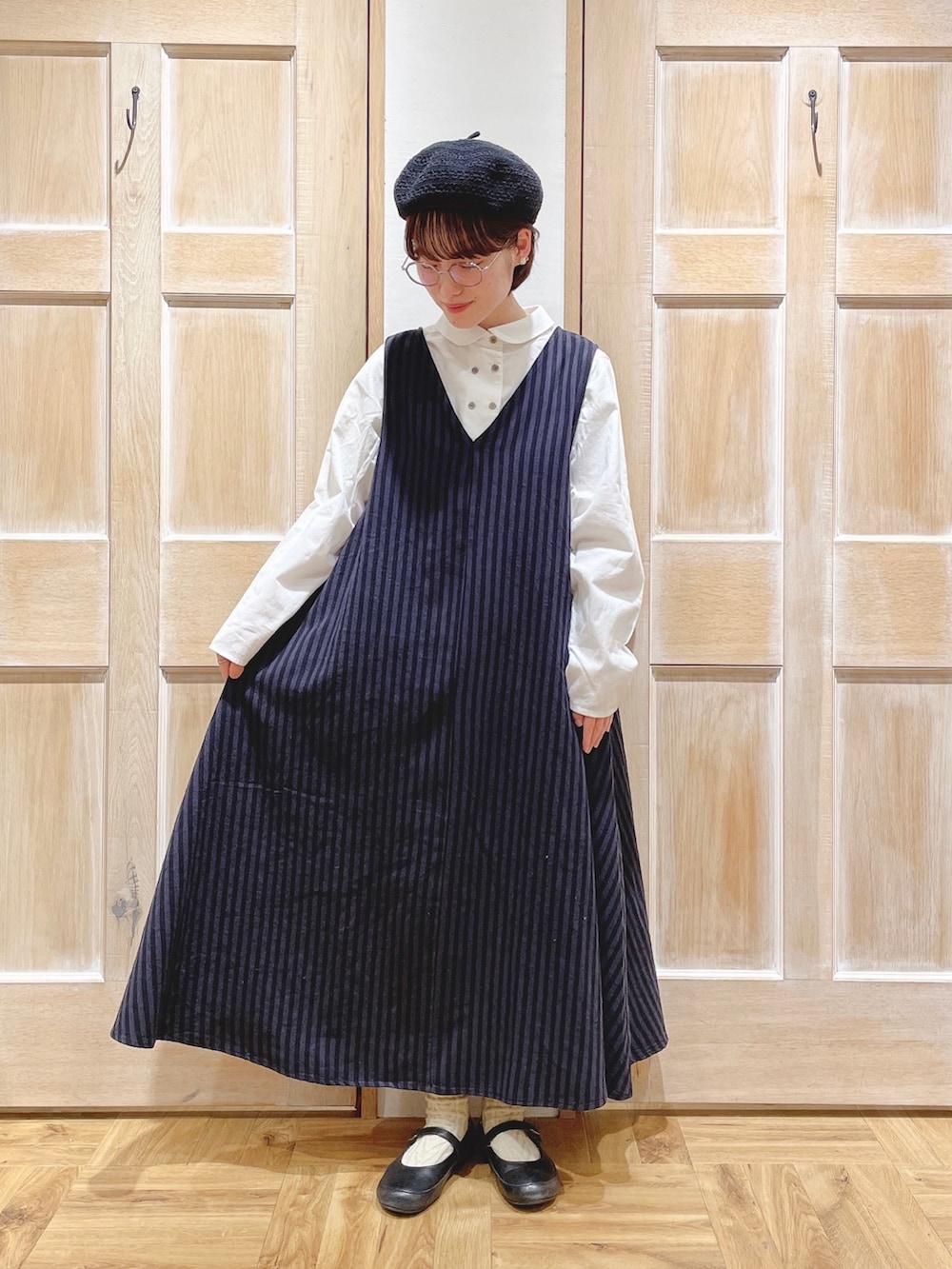 「Samansa Mos2、サマンサ モスモス(Samansa Mos2)、SM2、モノトーンコーデ、大人かわいい、ゆるコーデ、リラックススタイル、春コーデ、ジャンパースカート、ストライプ、丸襟、シャツスタイル、ダブルボタン、ベレー帽、低身長」｜「Samansa Mos2のダブル釦ブラウス（シャツ/ブラウス、ホワイト系）」を使った、はまなかさん（レディース・151cm）の冬コーディネートの2枚目の写真
