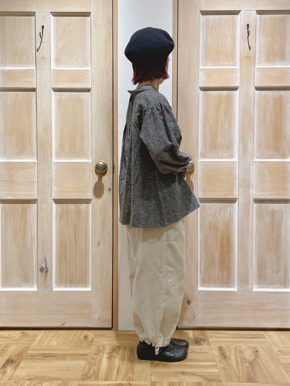 グレー系のシャツ/ブラウス、ブルー系のその他パンツ、ブラック系のドレスシューズを着用したレディースの冬コーディネートの3枚目の写真