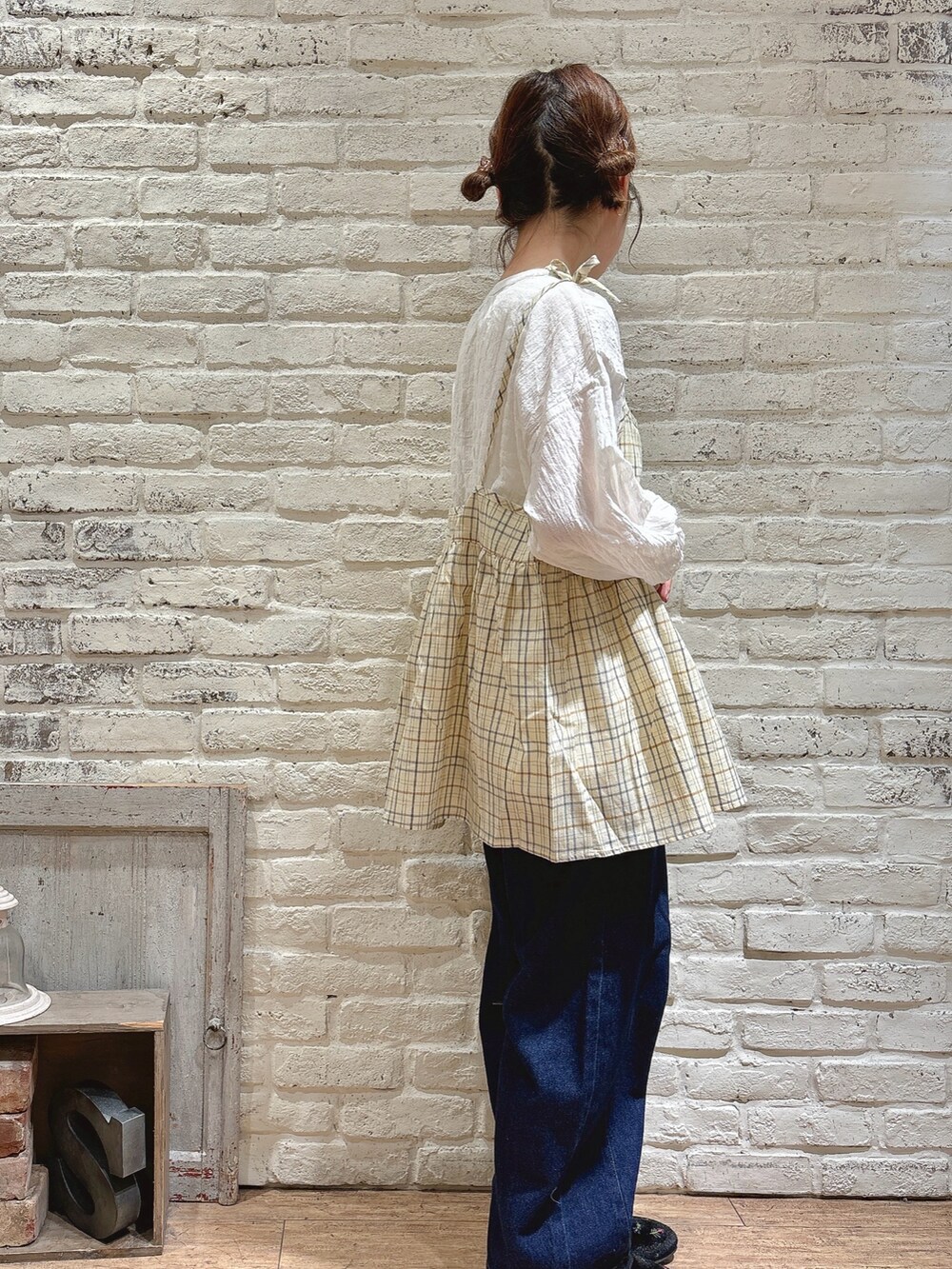 ホワイト系のシャツ/ブラウス、ホワイト系のシャツ/ブラウス、ブルー系のその他パンツを着用したレディースの秋コーディネートの2枚目の写真
