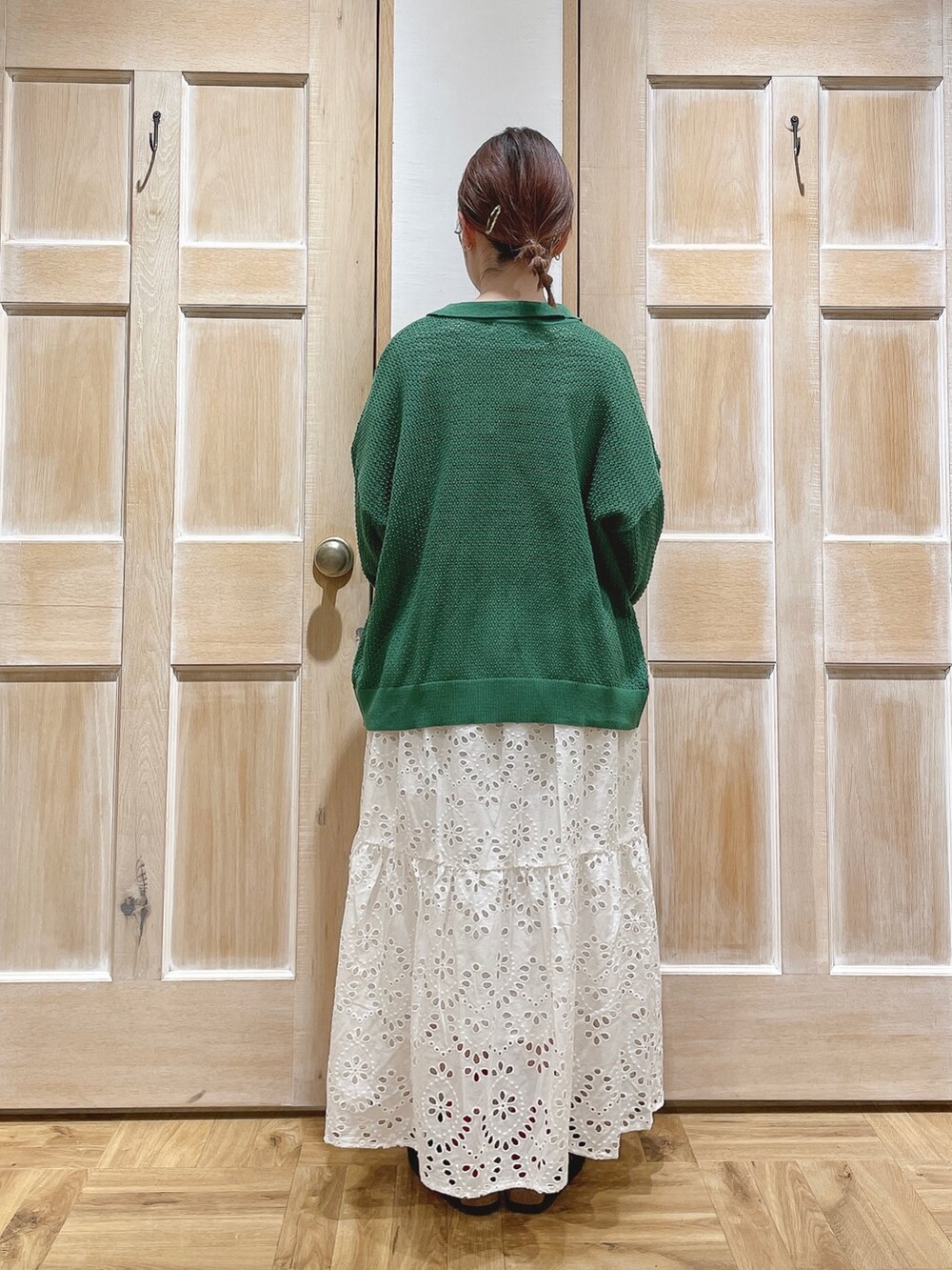 グリーン系のカーディガン/ボレロ、ホワイト系のTシャツ/カットソー、ホワイト系のスカートを着用したレディースの春コーディネートの3枚目の写真