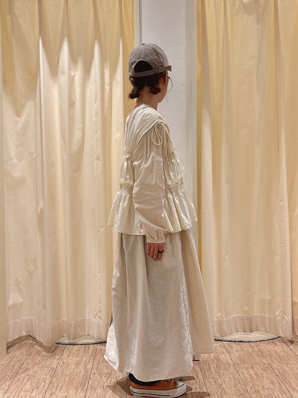 ホワイト系のワンピース、ホワイト系のベスト、その他のその他雑貨を着用したレディースの春コーディネートの2枚目の写真