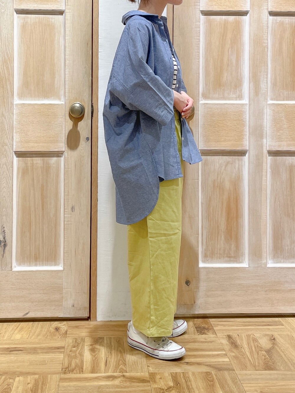 ホワイト系のトートバッグ、イエロー系のその他パンツ、ホワイト系のスニーカーを着用したレディースの夏コーディネートの2枚目の写真