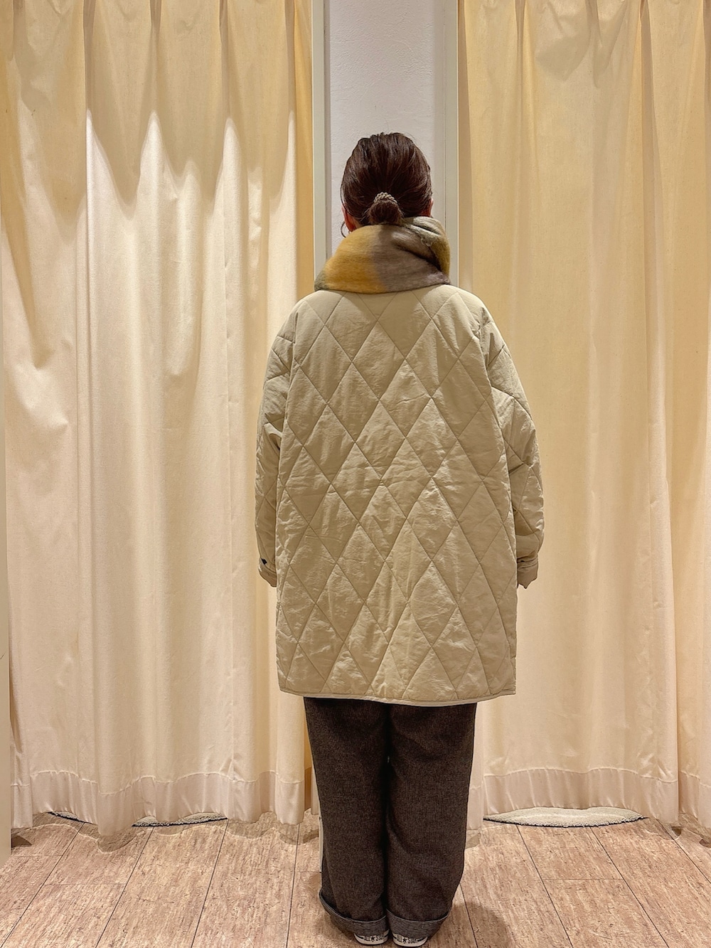 ベージュ系のその他アウター、グレー系のサロペット/オーバーオール、イエロー系のストール/ショールを着用したレディースの冬コーディネートの3枚目の写真