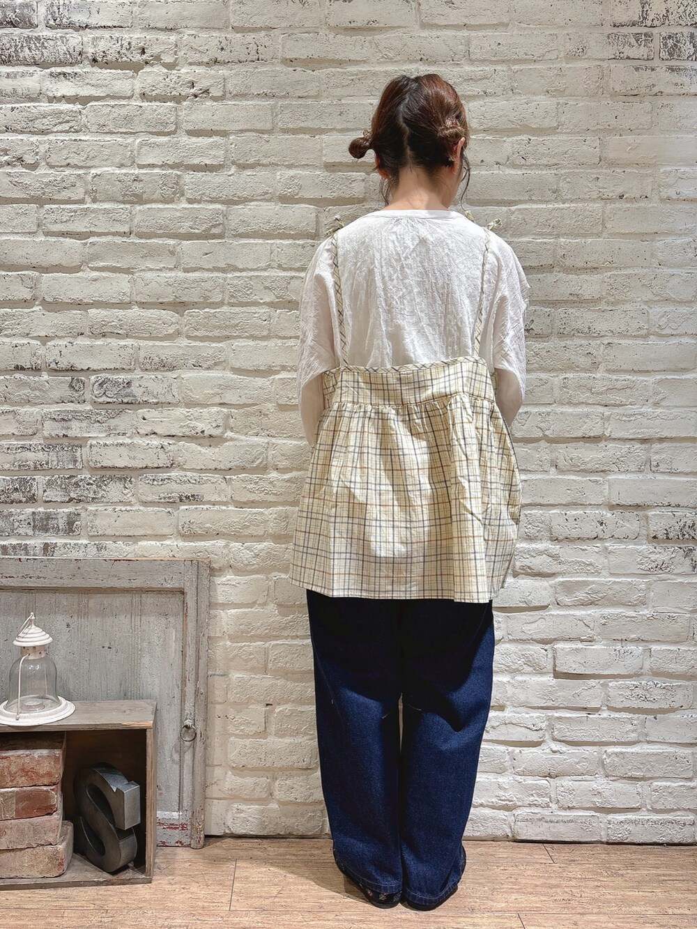 ホワイト系のシャツ/ブラウス、ホワイト系のシャツ/ブラウス、ブルー系のその他パンツを着用したレディースの秋コーディネートの3枚目の写真