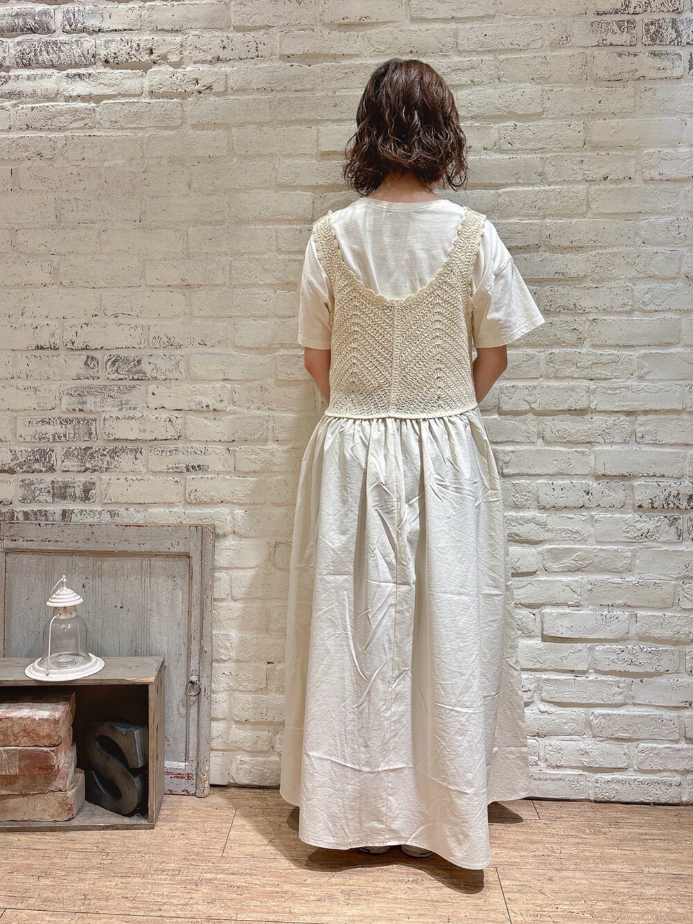 ホワイト系のTシャツ/カットソー、ホワイト系のワンピース、その他のその他雑貨を着用したレディースの夏コーディネートの4枚目の写真