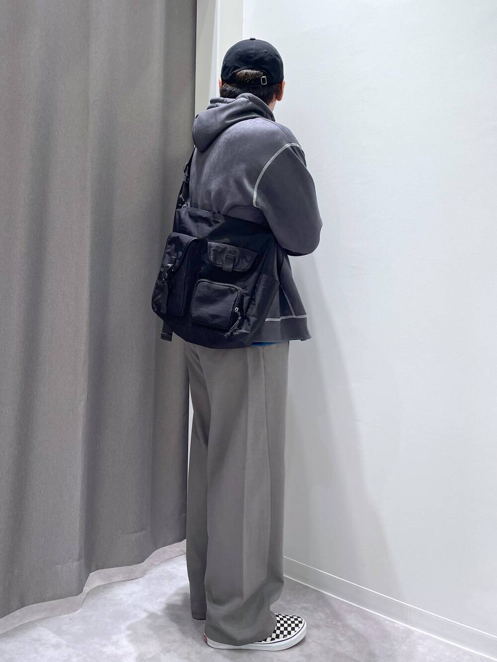 ブラック系のショルダーバッグ、グレー系のパーカー、ブルー系のTシャツ/カットソーを着用したメンズの秋コーディネートの4枚目の写真