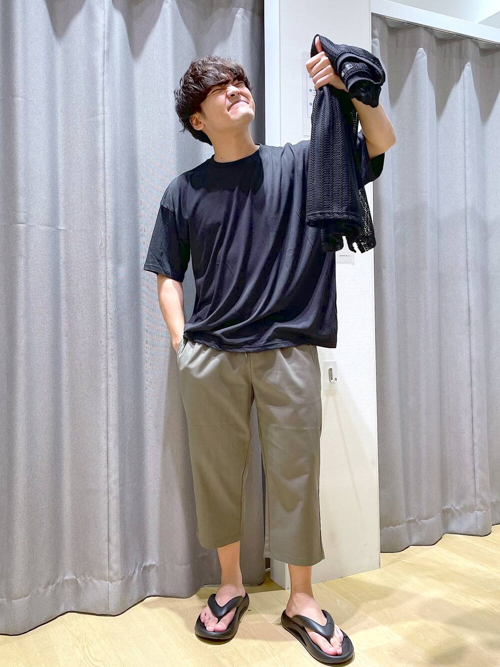 ブラック系のサンダル、ブラック系のTシャツ/カットソー、グレー系のショルダーバッグを着用したメンズの夏コーディネートの4枚目の写真