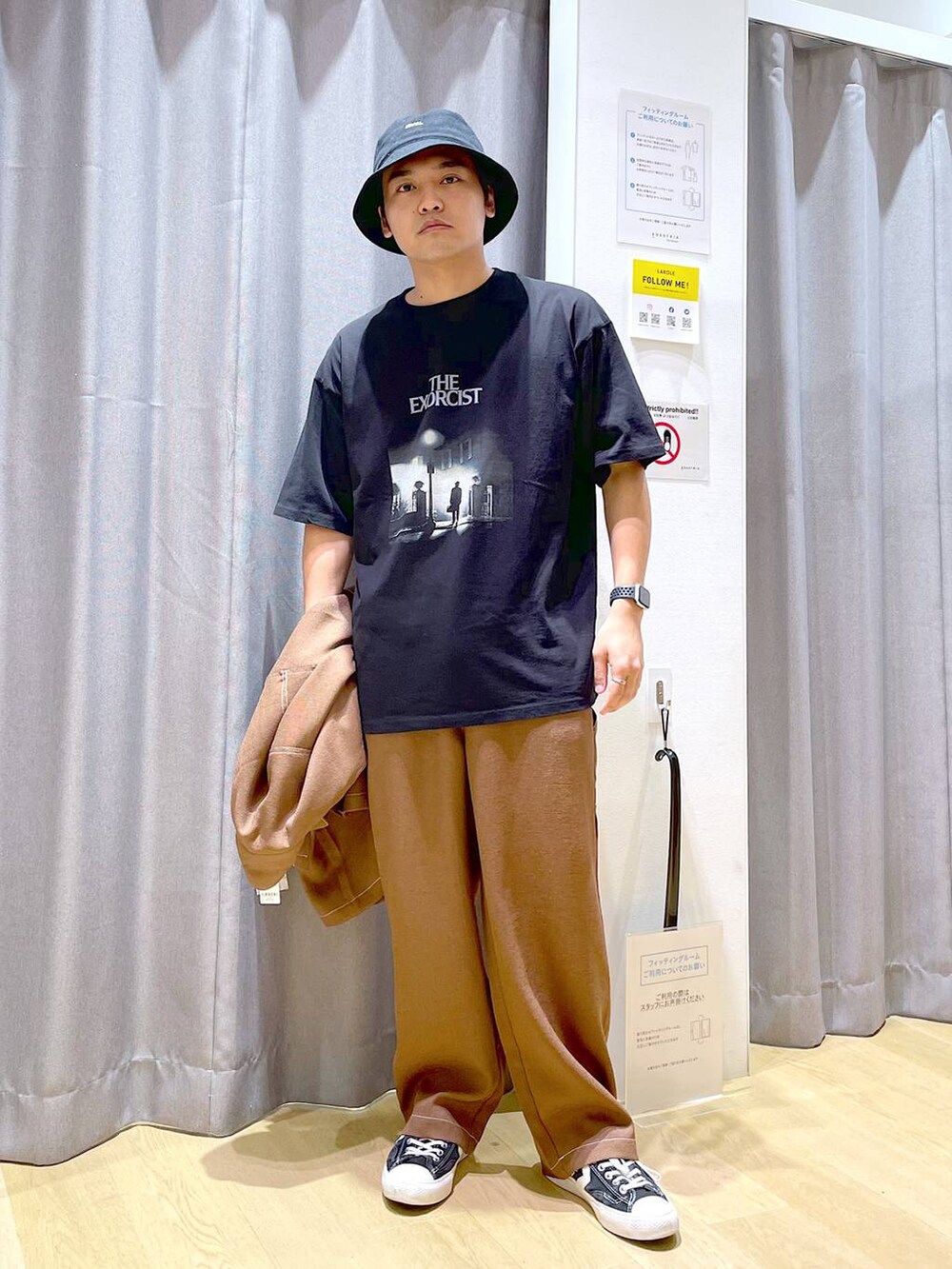 ブラウン系のシャツ/ブラウス、ブラウン系のその他パンツ、ブラック系のTシャツ/カットソーを着用したメンズの夏コーディネートの3枚目の写真