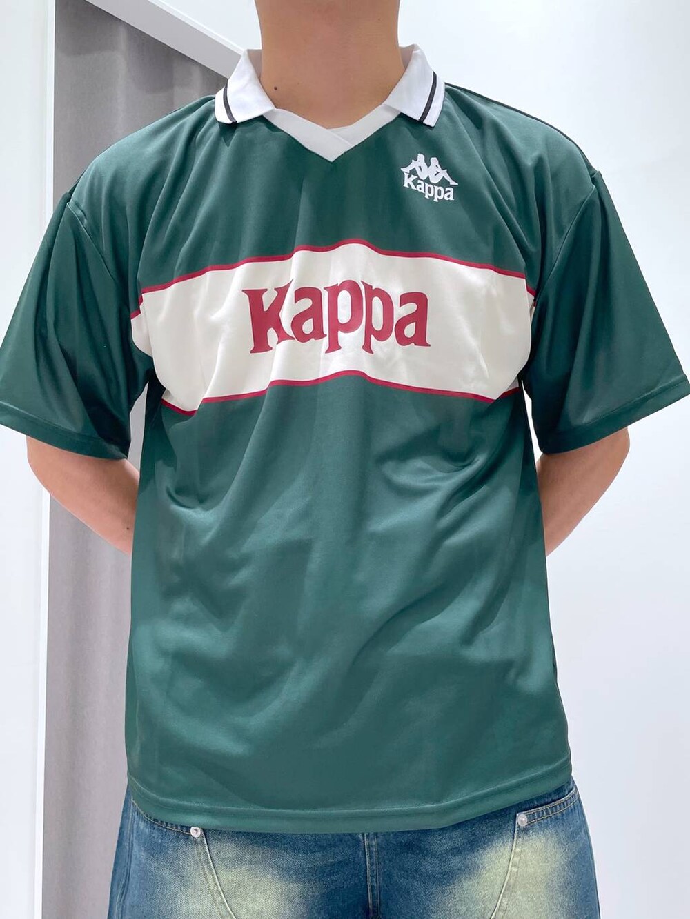 ブルー系のデニムパンツを着用したメンズの夏コーディネートの7枚目の写真