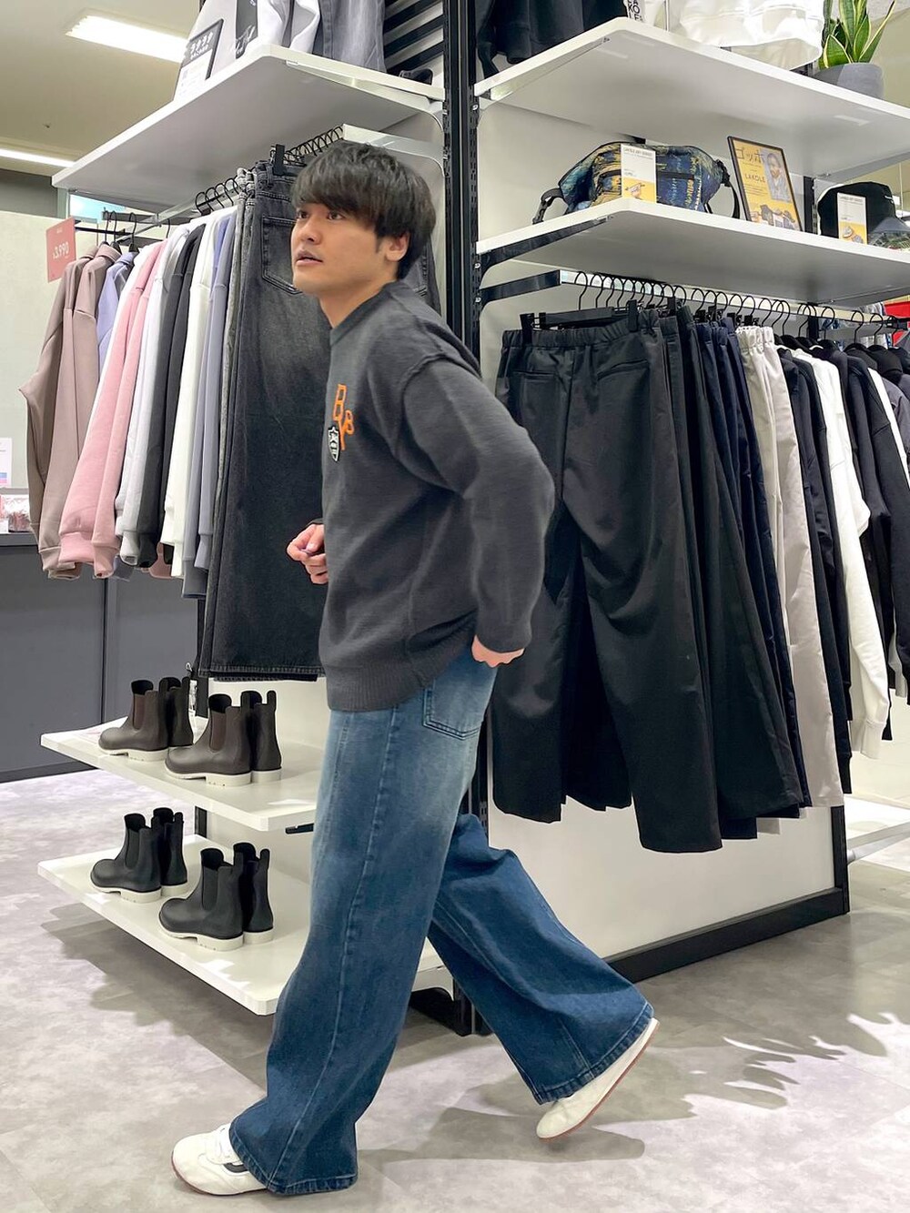 ブルー系のデニムパンツ、グレー系のニット/セーターを着用したメンズの冬コーディネートの4枚目の写真
