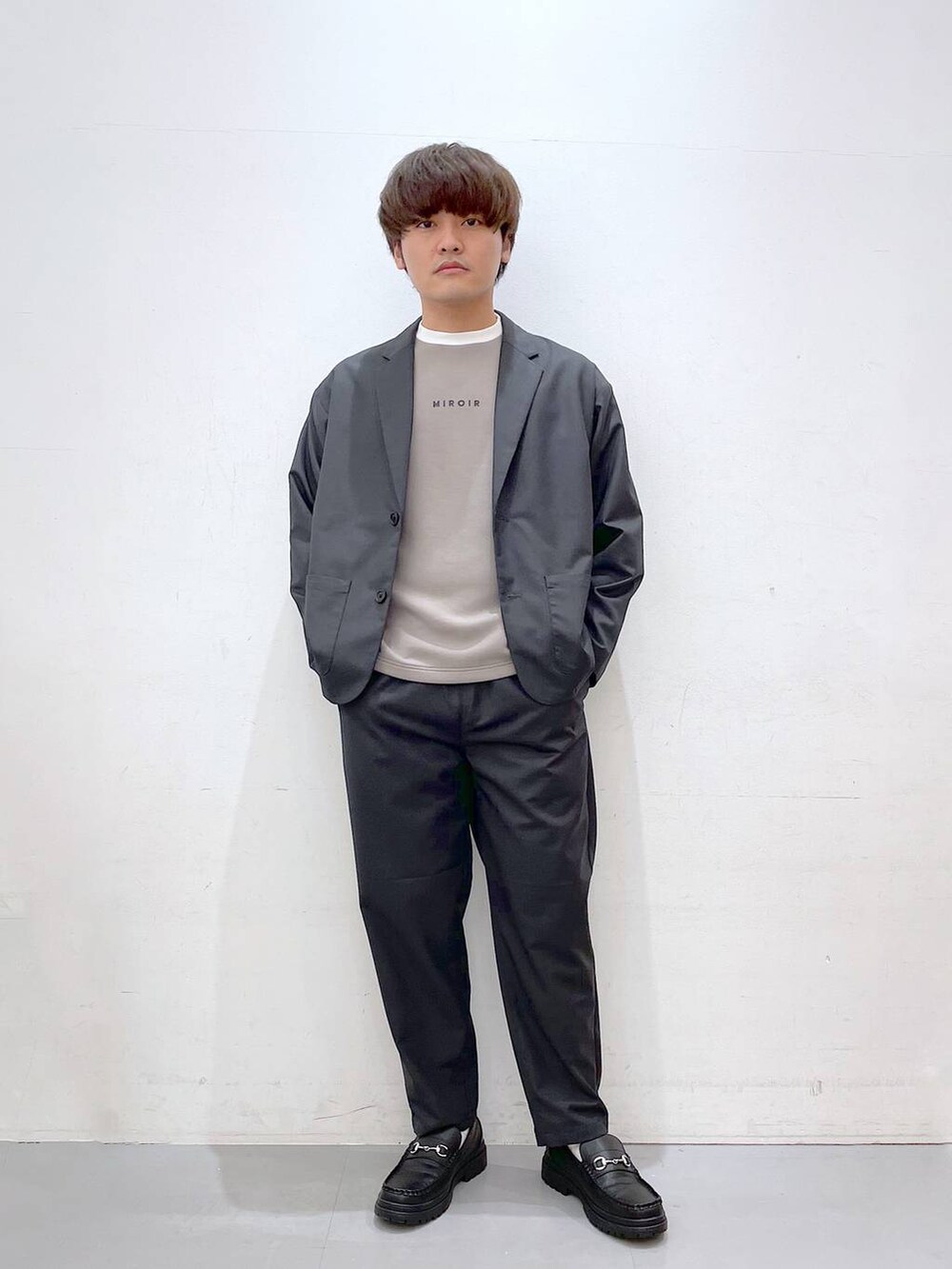 「ゆったり、ワントーン、カジュアル、コート、アウター、セットアップ、ロンT、きれいめ、LAKOLE、冬コーデ、春コーデ」｜「LAKOLEのタンクソールビットローファー / 182121（ローファー、ブラック系）」を使った、むーやんさん（メンズ・169cm）の冬コーディネートの2枚目の写真