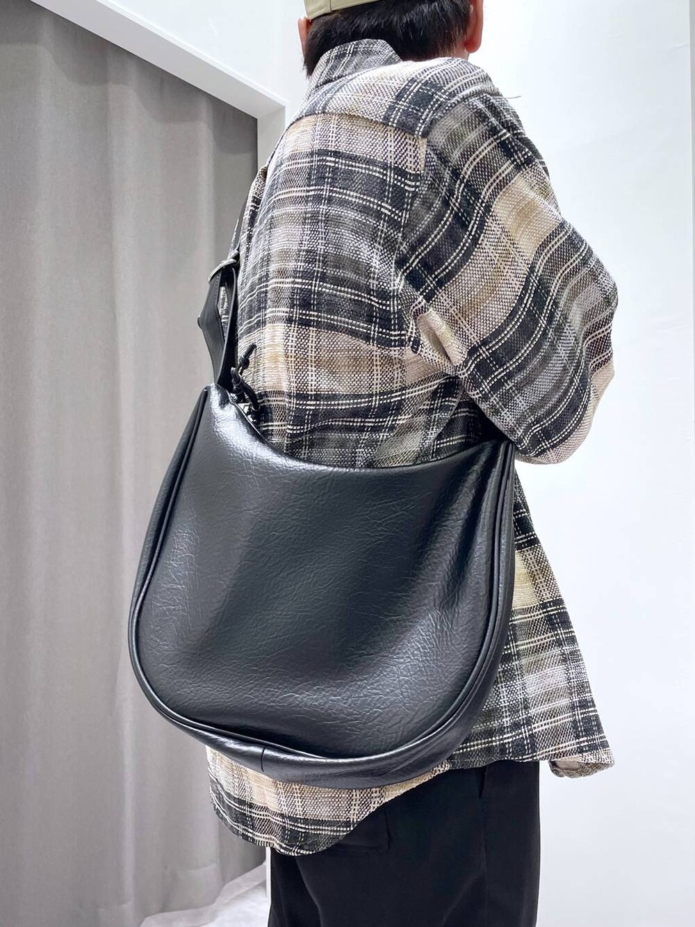 ブラック系のショルダーバッグ、ベージュ系のシャツ/ブラウス、ブラック系のその他パンツを着用したメンズの秋コーディネートの8枚目の写真