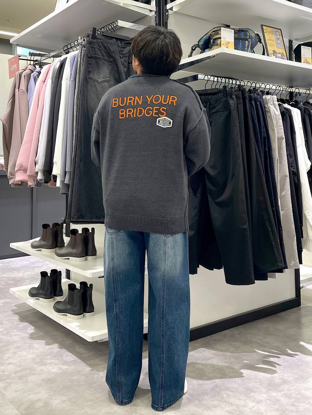 ブルー系のデニムパンツ、グレー系のニット/セーターを着用したメンズの冬コーディネートの3枚目の写真