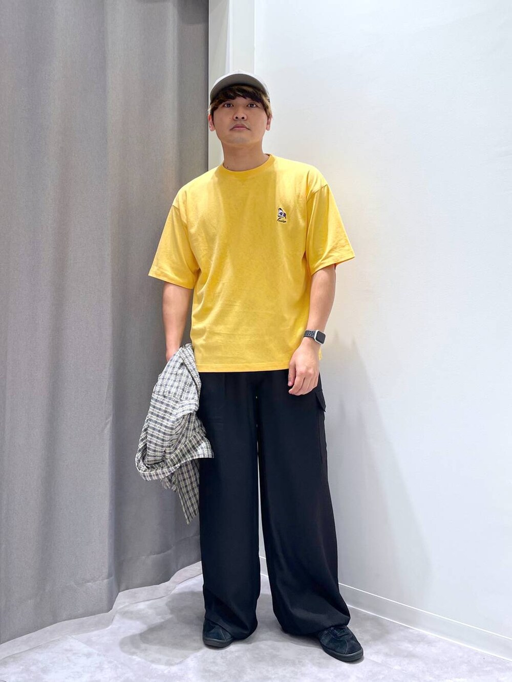 「ゆったり、ストリート、カジュアル、LAKOLE、シャツ、Tシャツ、ワイドパンツ、おでかけ、キャップ、旅行、夏コーデ」｜「LAKOLEのモチーフ刺繍キャップ / 291823（キャップ、グレー系）」を使った、むーやんさん（メンズ・169cm）の春コーディネートの4枚目の写真