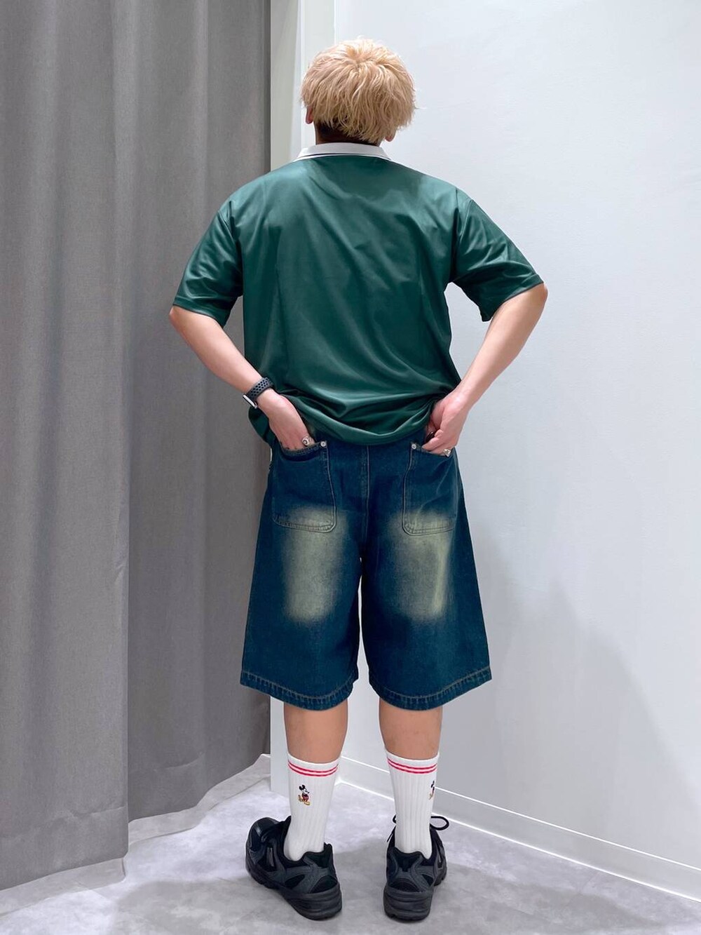 ブルー系のデニムパンツを着用したメンズの夏コーディネートの6枚目の写真