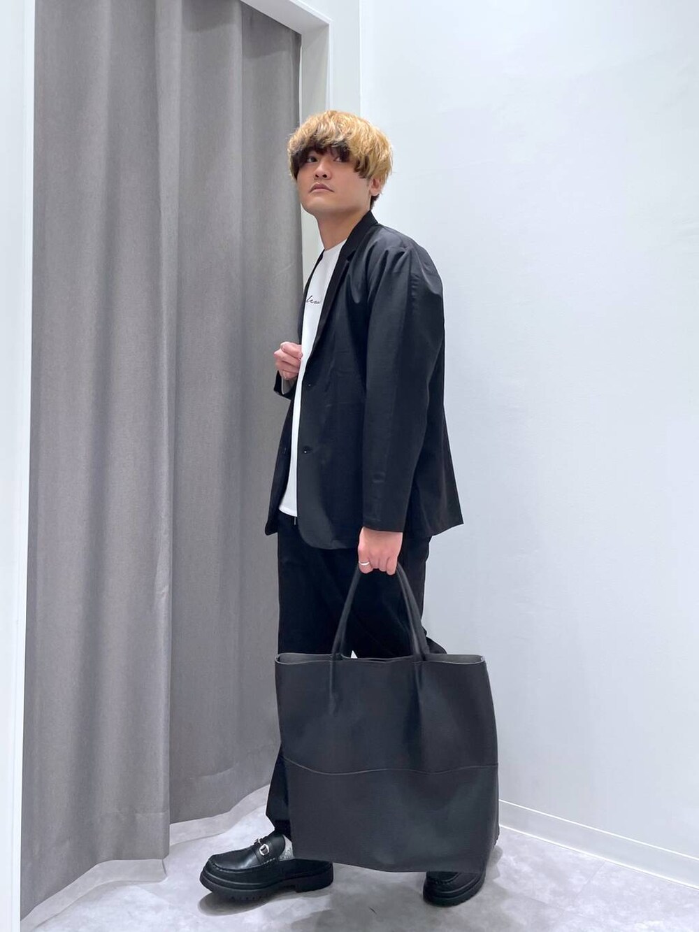 「ゆったり、ワントーン、LAKOLE、きれいめ、きれいめカジュアル」｜「LAKOLEのライトダンボールロゴ長袖T / 143056（Tシャツ/カットソー、ホワイト系）」を使った、むーやんさん（メンズ・169cm）の春コーディネートの8枚目の写真