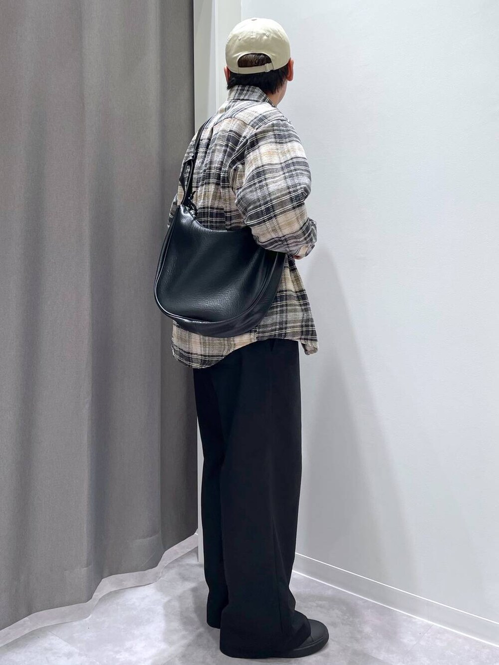 ブラック系のショルダーバッグ、ベージュ系のシャツ/ブラウス、ブラック系のその他パンツを着用したメンズの秋コーディネートの4枚目の写真