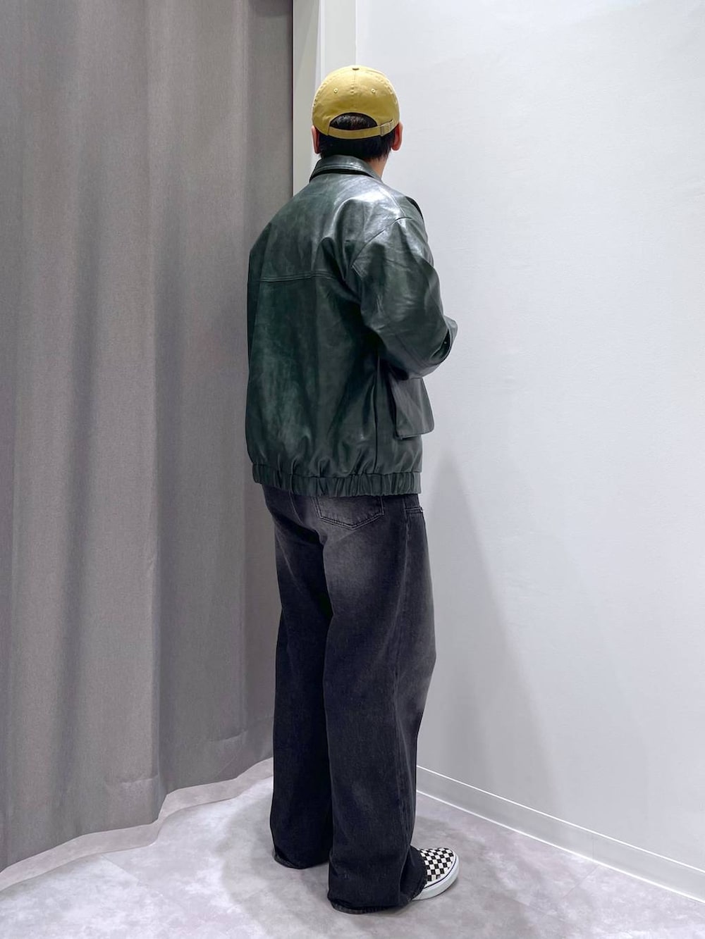 ブラック系のデニムパンツ、グレー系のスウェット、グリーン系のブルゾンを着用したメンズの秋コーディネートの3枚目の写真