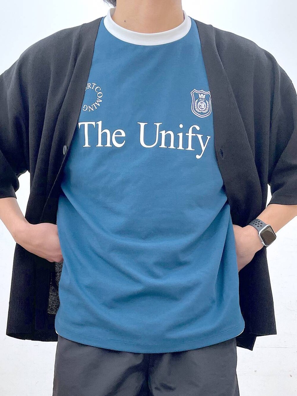 ブラック系のその他パンツ、ブラック系のサンダル、グリーン系のTシャツ/カットソーを着用したメンズの夏コーディネートの2枚目の写真