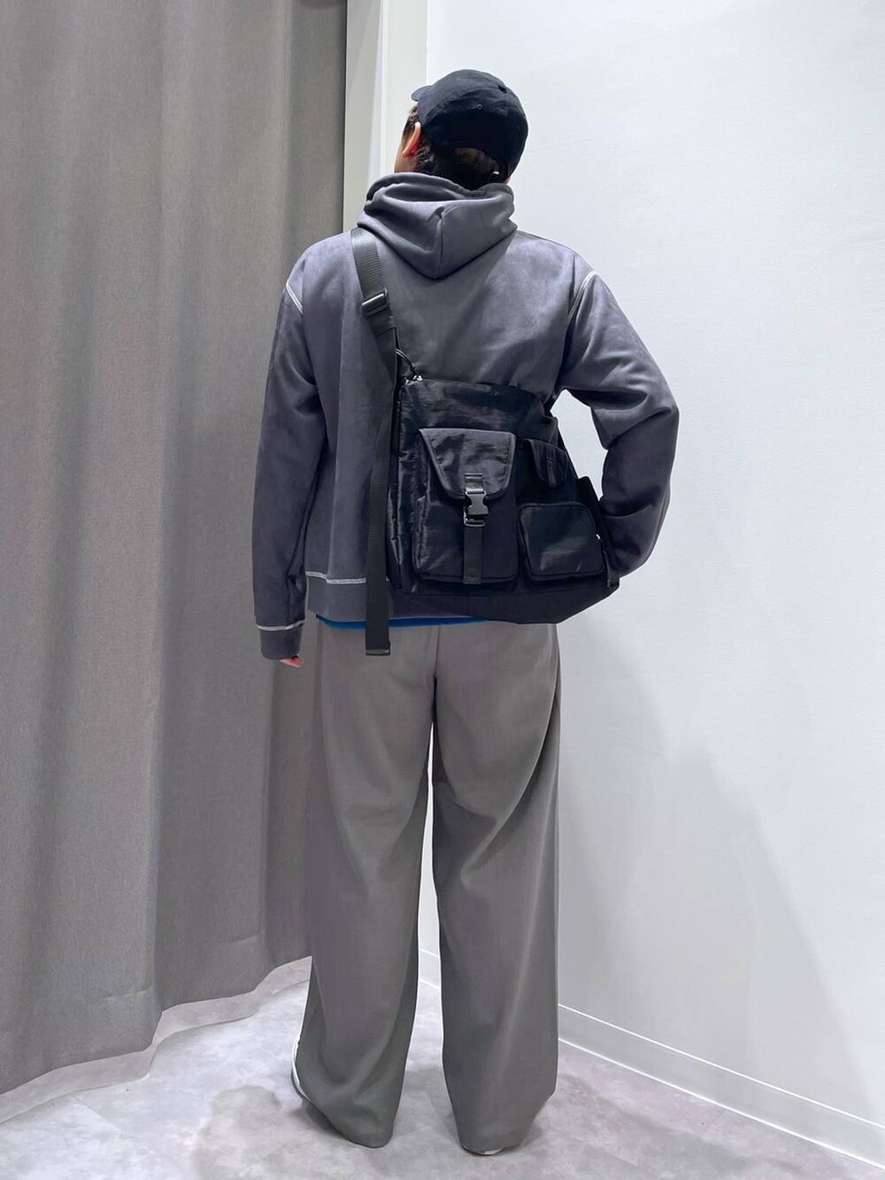 ブラック系のショルダーバッグ、グレー系のパーカー、ブルー系のTシャツ/カットソーを着用したメンズの秋コーディネートの3枚目の写真