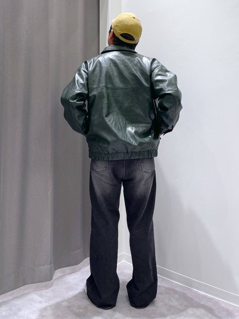 ブラック系のデニムパンツ、グレー系のスウェット、グリーン系のブルゾンを着用したメンズの秋コーディネートの2枚目の写真