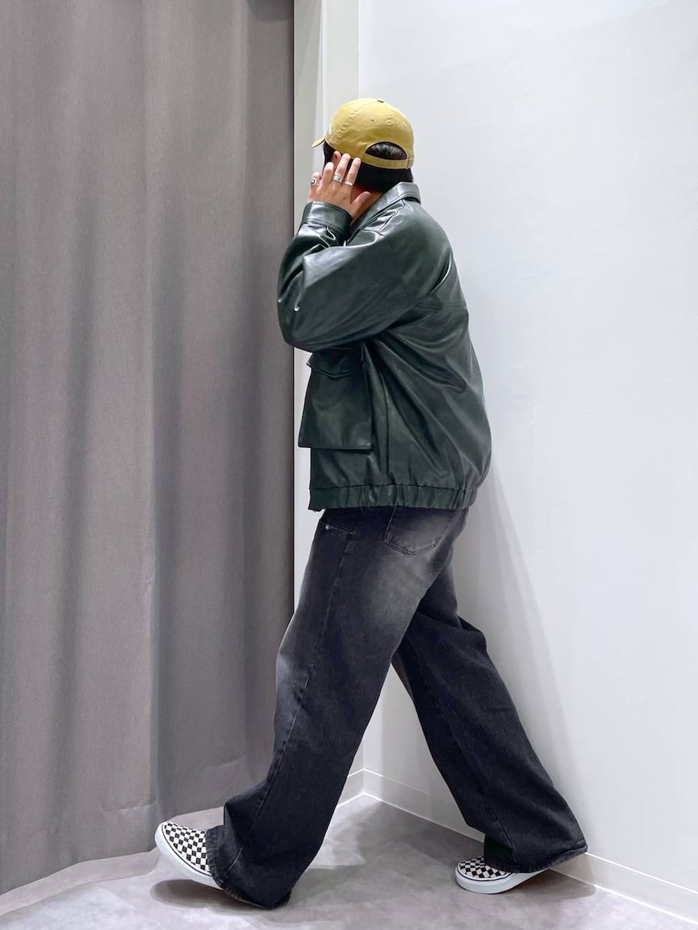 ブラック系のデニムパンツ、グレー系のスウェット、グリーン系のブルゾンを着用したメンズの秋コーディネートの4枚目の写真