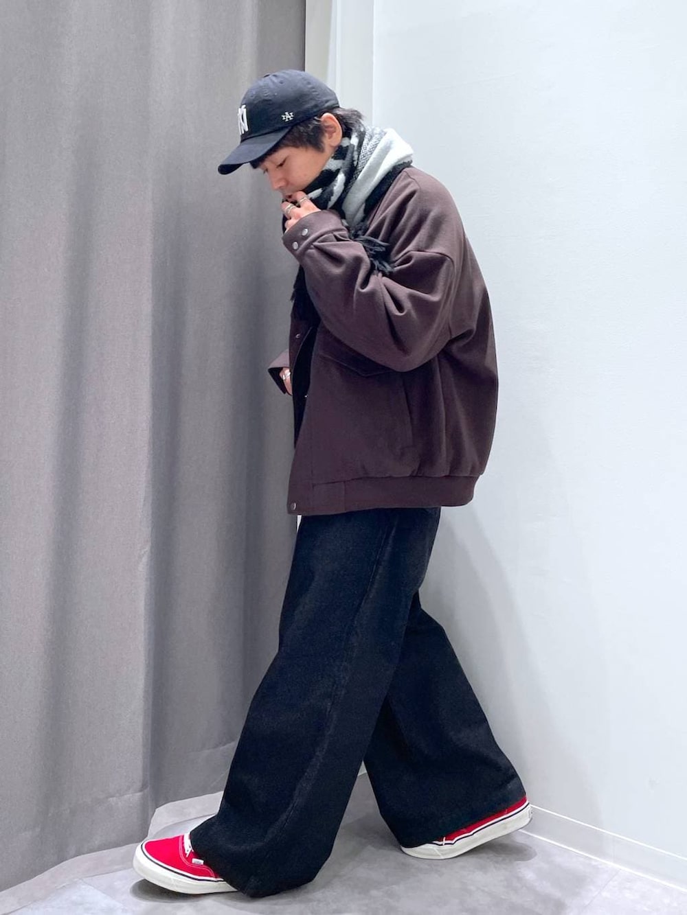 ブラウン系のブルゾン、ブラック系のデニムパンツ、ブラック系のニット/セーターを着用したメンズの秋コーディネートの2枚目の写真