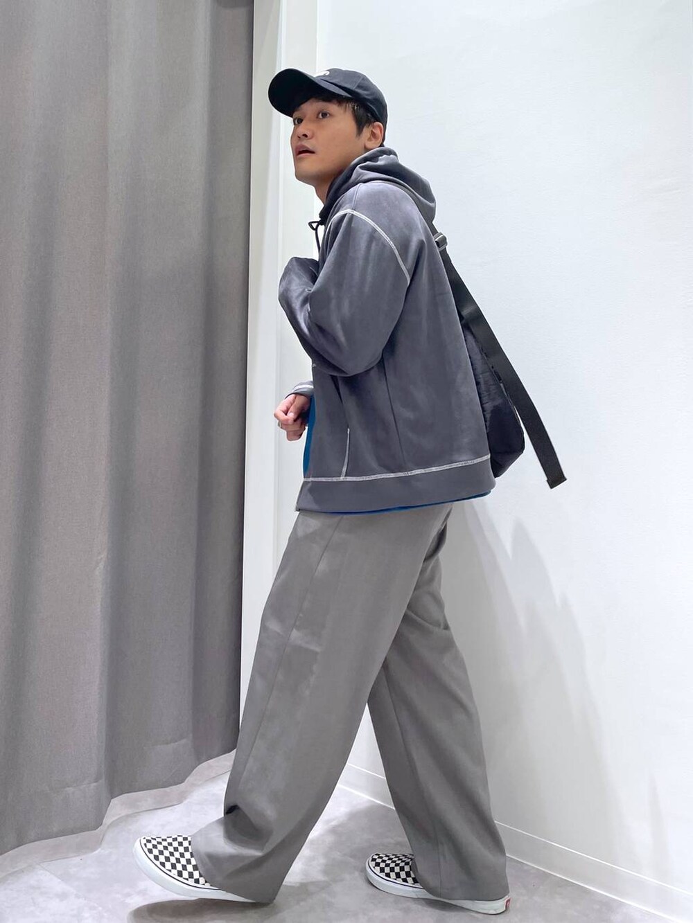 ブラック系のショルダーバッグ、グレー系のパーカー、ブルー系のTシャツ/カットソーを着用したメンズの秋コーディネートの2枚目の写真