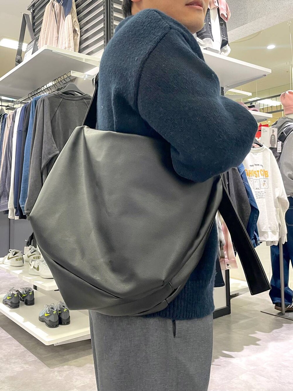 ブラック系のショルダーバッグ、グレー系のその他パンツ、ブルー系のカーディガン/ボレロを着用したメンズの春コーディネートの4枚目の写真