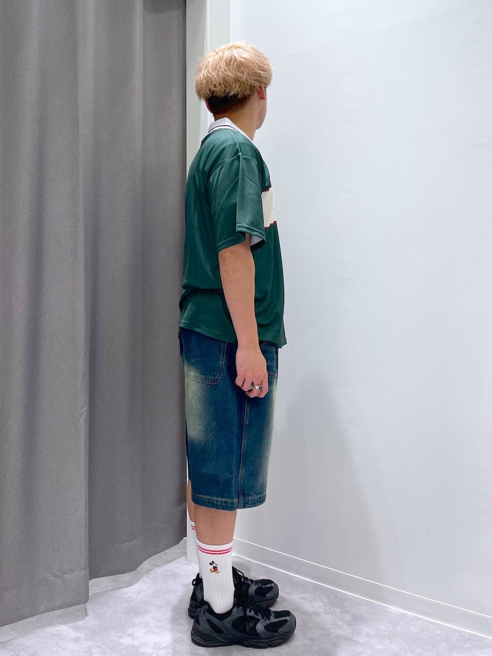 ブルー系のデニムパンツを着用したメンズの夏コーディネートの4枚目の写真