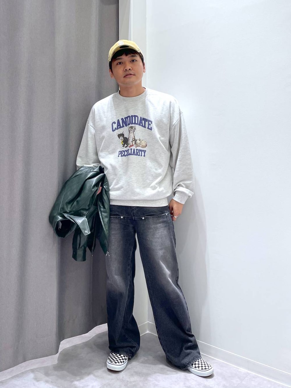 ブラック系のデニムパンツ、グレー系のスウェット、グリーン系のブルゾンを着用したメンズの秋コーディネートの6枚目の写真