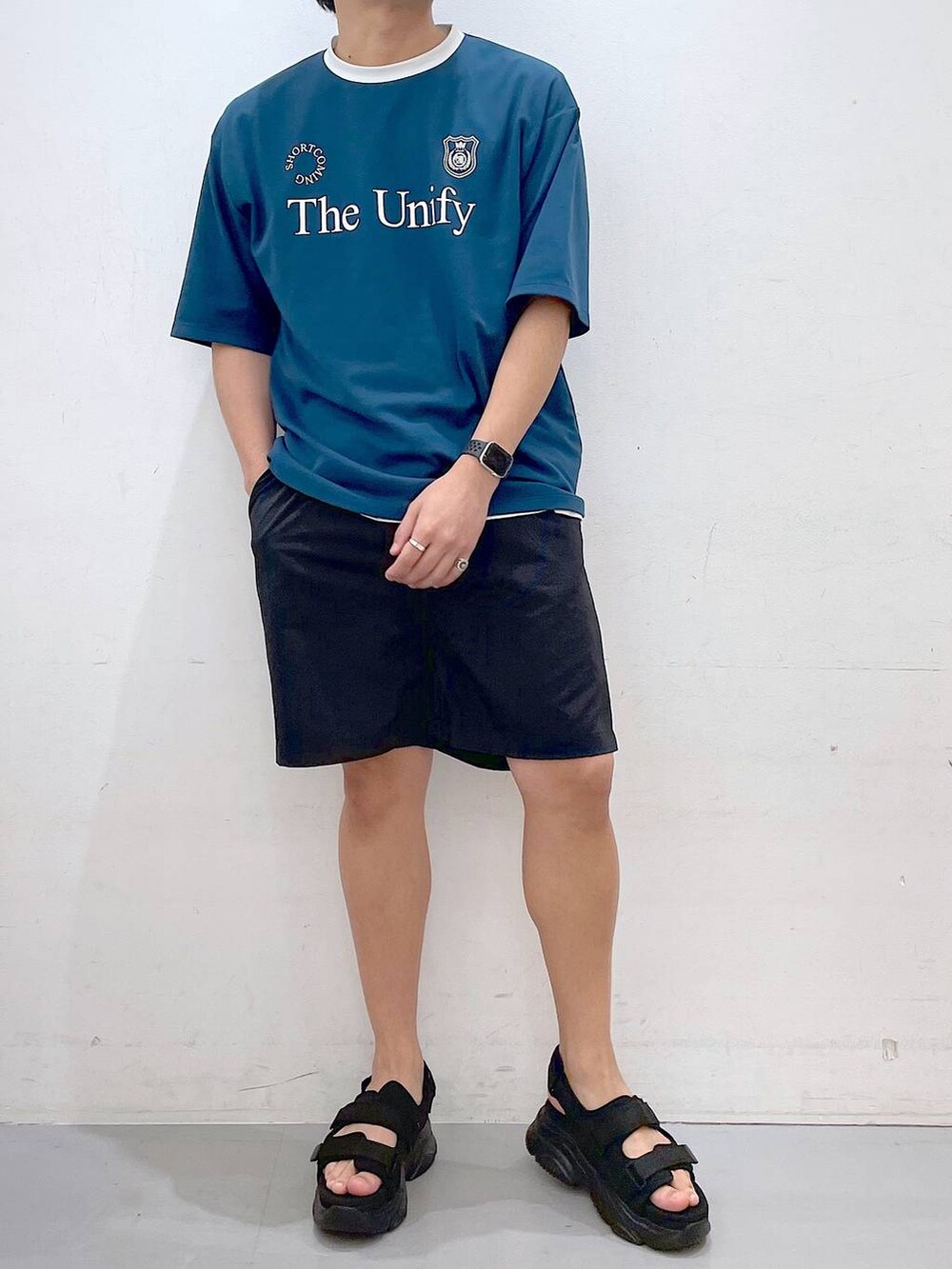 ブラック系のその他パンツ、ブラック系のサンダル、グリーン系のTシャツ/カットソーを着用したメンズの夏コーディネートの4枚目の写真