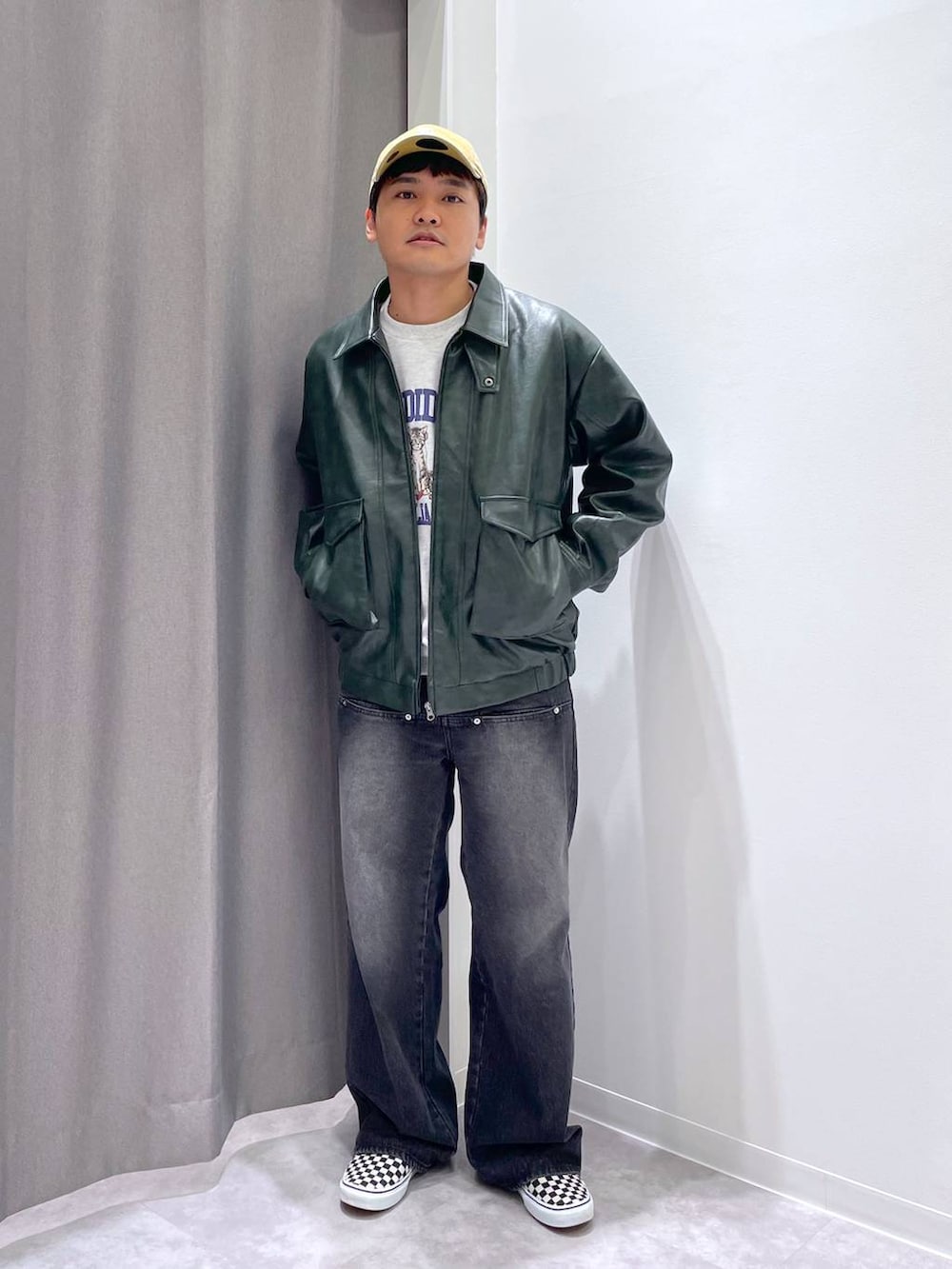 ブラック系のデニムパンツ、グレー系のスウェット、グリーン系のブルゾンを着用したメンズの秋コーディネートの8枚目の写真