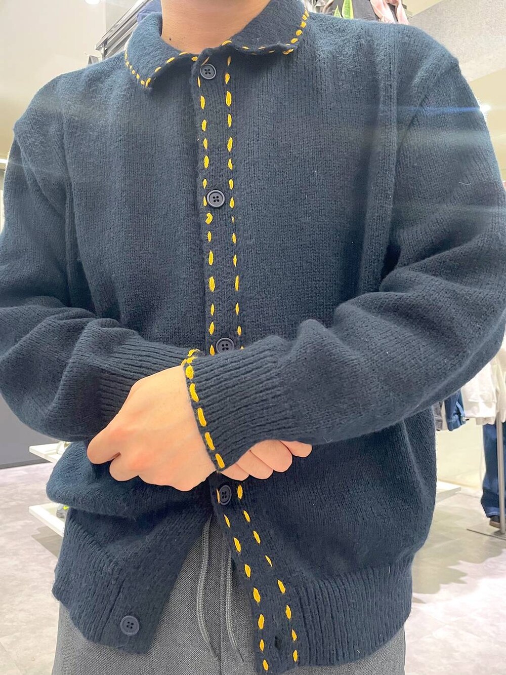 ブラック系のショルダーバッグ、グレー系のその他パンツ、ブルー系のカーディガン/ボレロを着用したメンズの春コーディネートの5枚目の写真