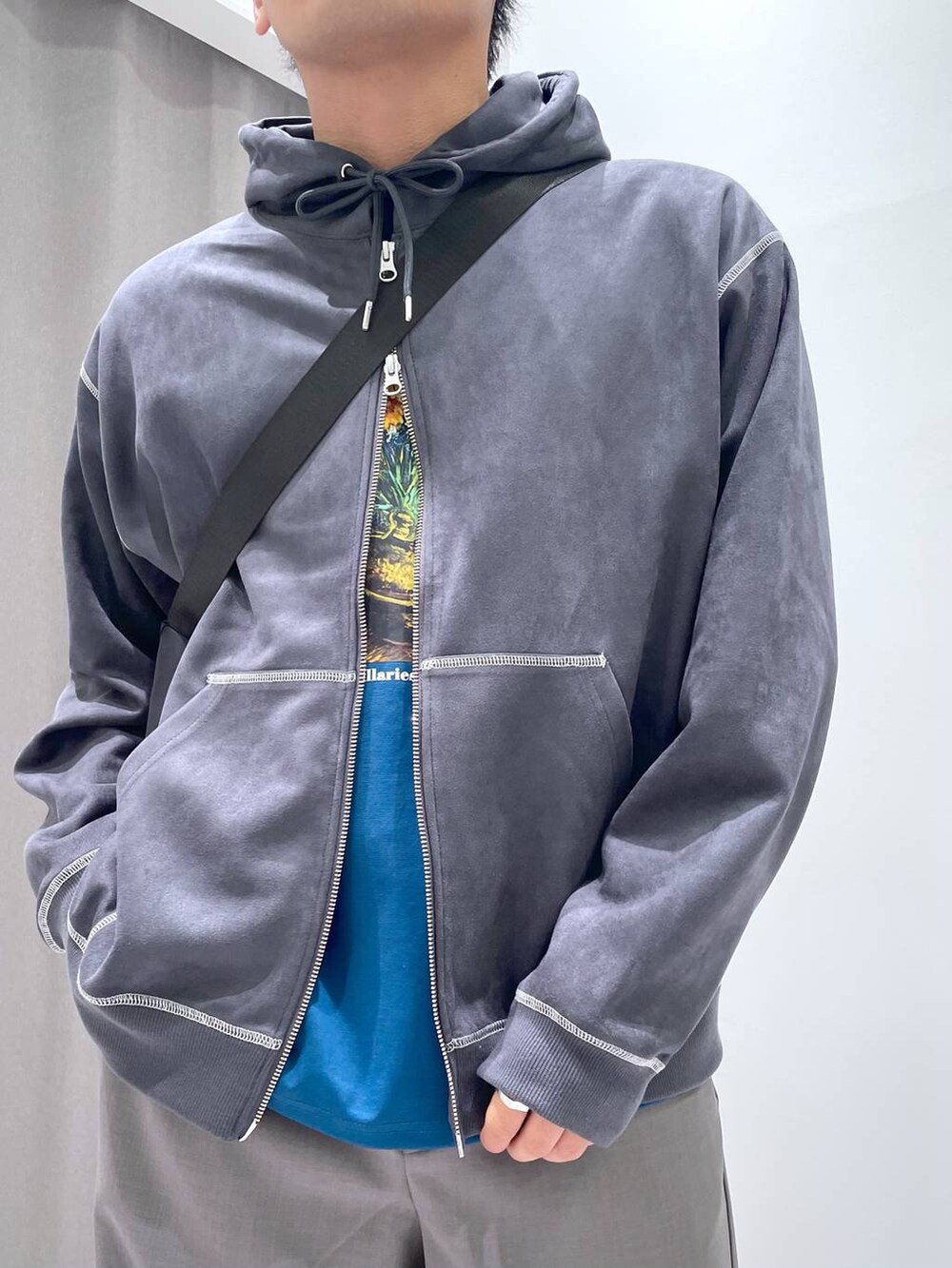 ブラック系のショルダーバッグ、グレー系のパーカー、ブルー系のTシャツ/カットソーを着用したメンズの秋コーディネートの7枚目の写真