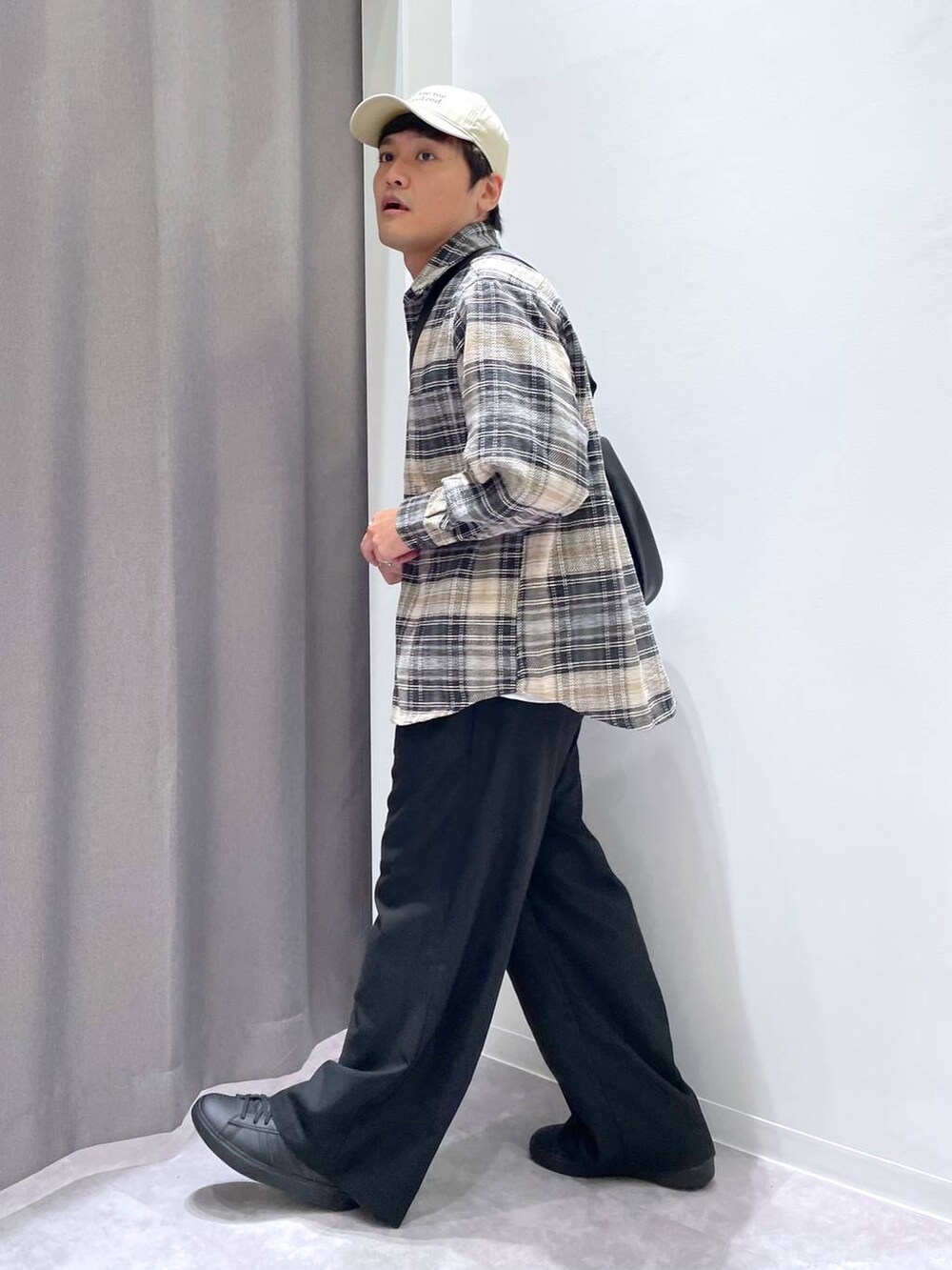ブラック系のショルダーバッグ、ベージュ系のシャツ/ブラウス、ブラック系のその他パンツを着用したメンズの秋コーディネートの2枚目の写真