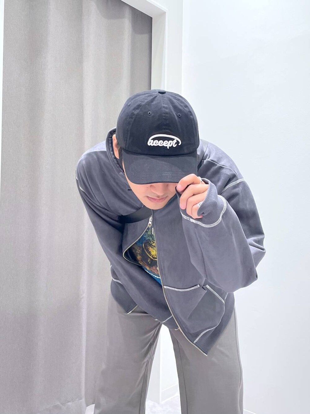 ブラック系のショルダーバッグ、グレー系のパーカー、ブルー系のTシャツ/カットソーを着用したメンズの秋コーディネートの6枚目の写真