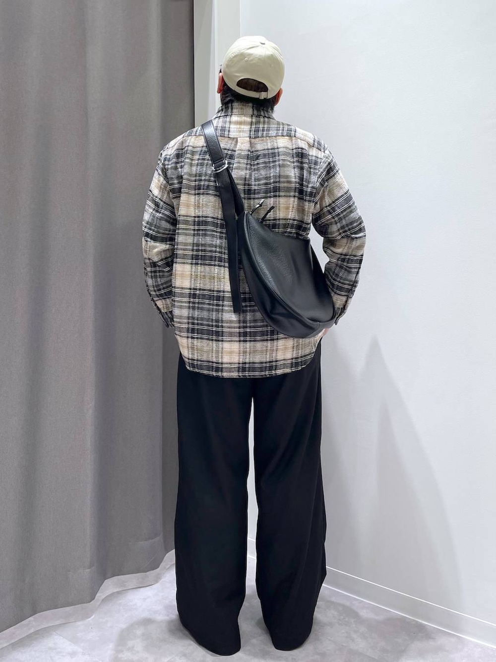ブラック系のショルダーバッグ、ベージュ系のシャツ/ブラウス、ブラック系のその他パンツを着用したメンズの秋コーディネートの3枚目の写真