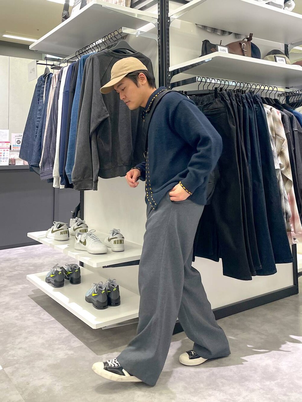 ブラック系のショルダーバッグ、グレー系のその他パンツ、ブルー系のカーディガン/ボレロを着用したメンズの春コーディネートの2枚目の写真