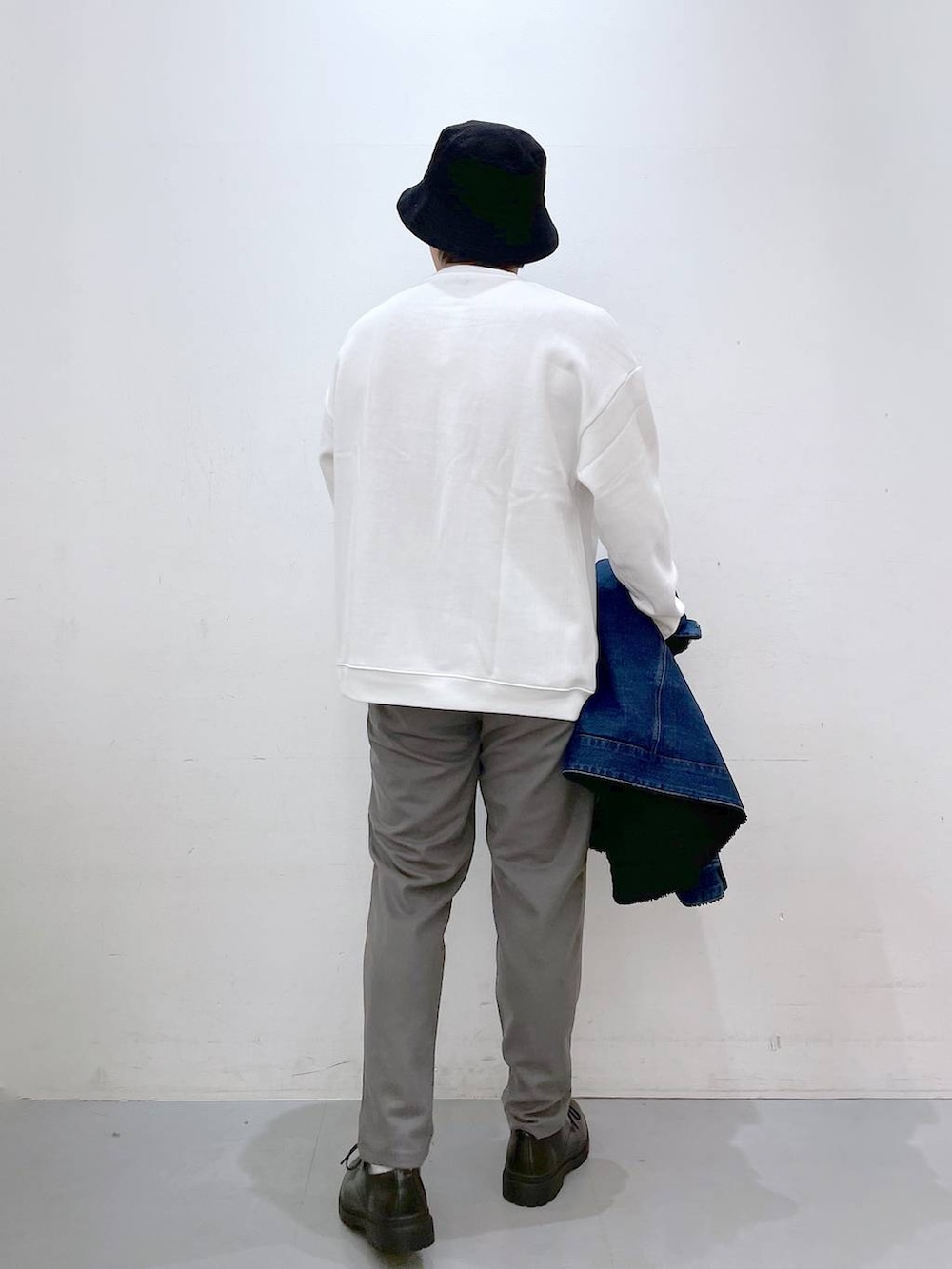 ブラック系のドレスシューズ、グリーン系のその他パンツ、ブルー系のデニムジャケットを着用したメンズの冬コーディネートの4枚目の写真