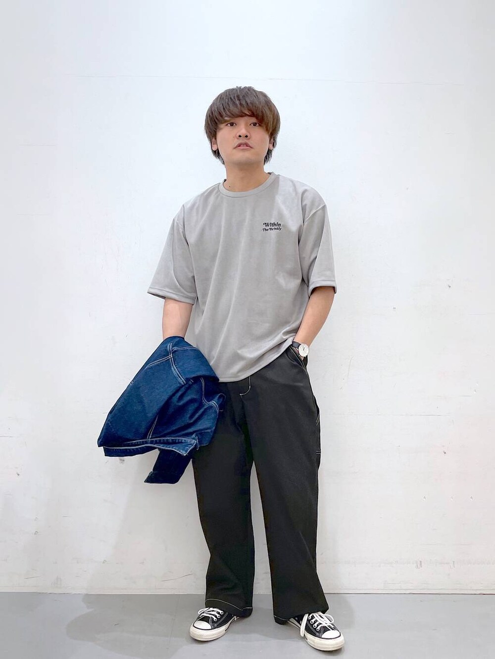 ブラック系のショルダーバッグ、ブルー系のブルゾン、ブラック系のその他パンツを着用したメンズの春コーディネートの2枚目の写真