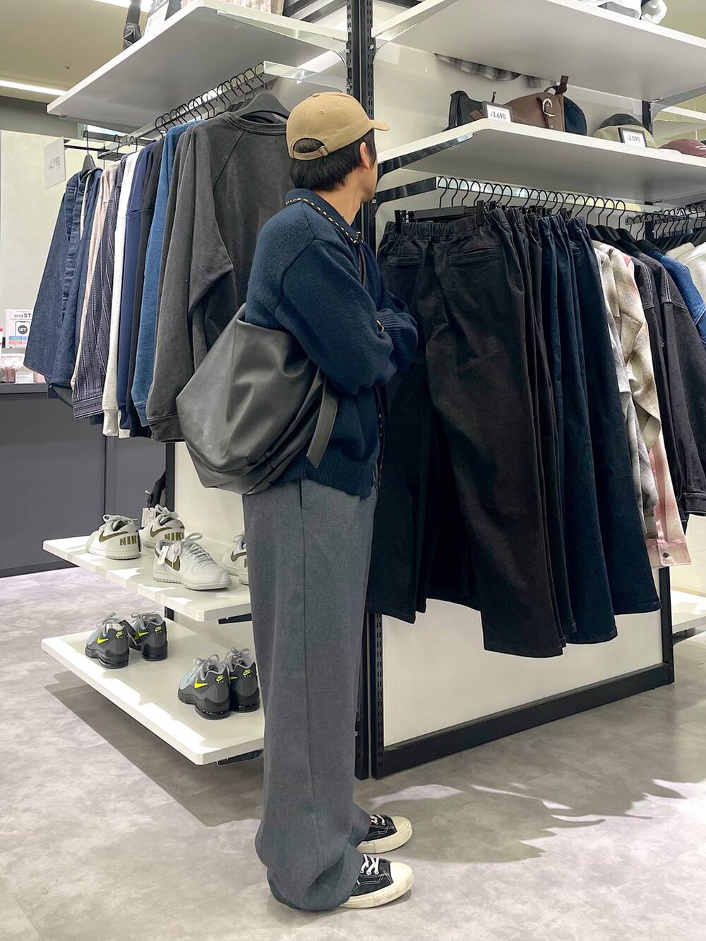 ブラック系のショルダーバッグ、グレー系のその他パンツ、ブルー系のカーディガン/ボレロを着用したメンズの春コーディネートの3枚目の写真