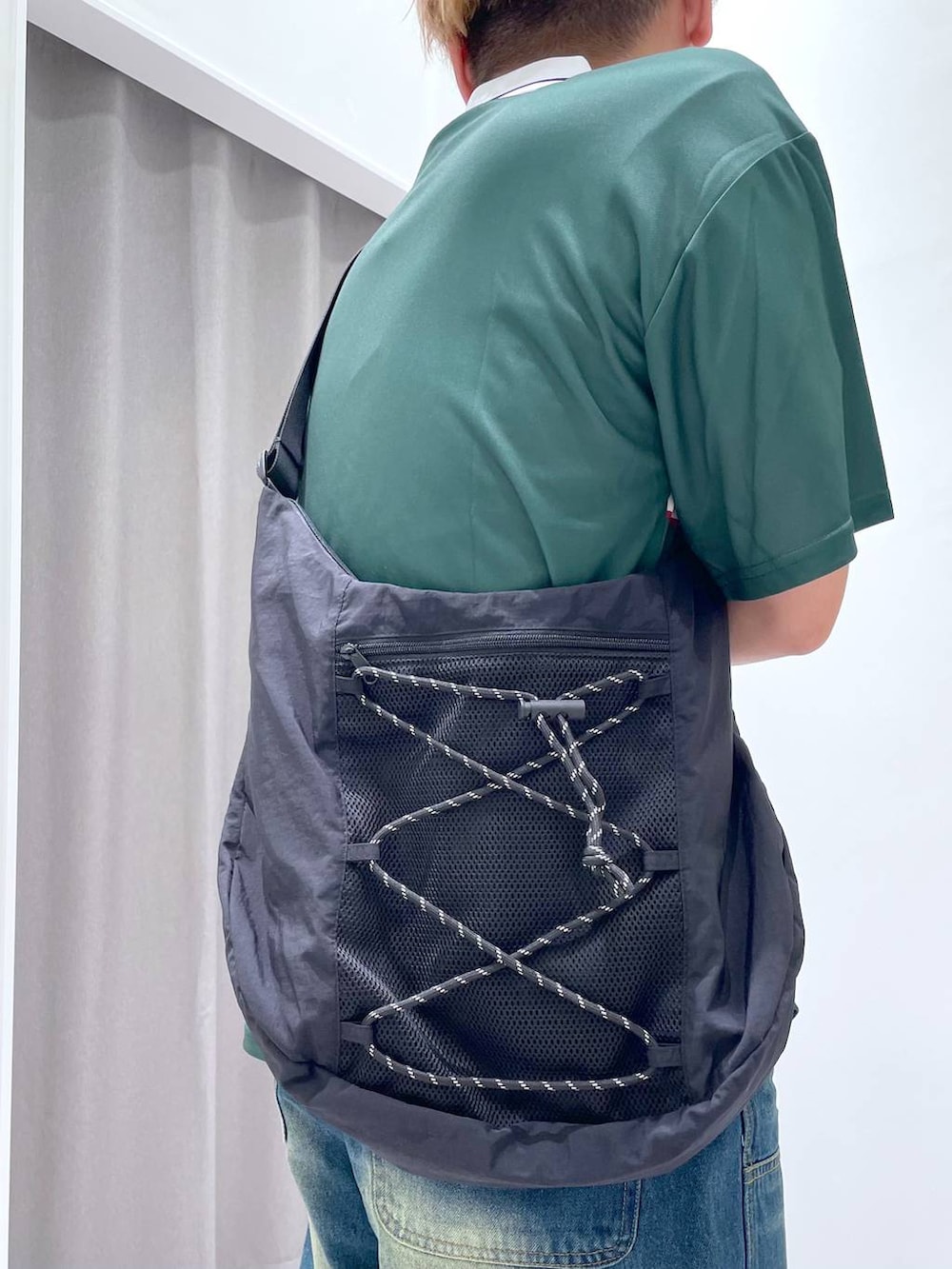 ブルー系のデニムパンツを着用したメンズの夏コーディネートの8枚目の写真